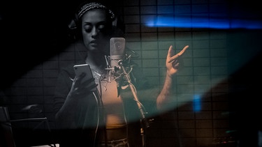 Nura nimmt einen Song auf in einer Szene aus der Netflix-Serie "Skylines". | Bild: Netflix//Nik Konietzny