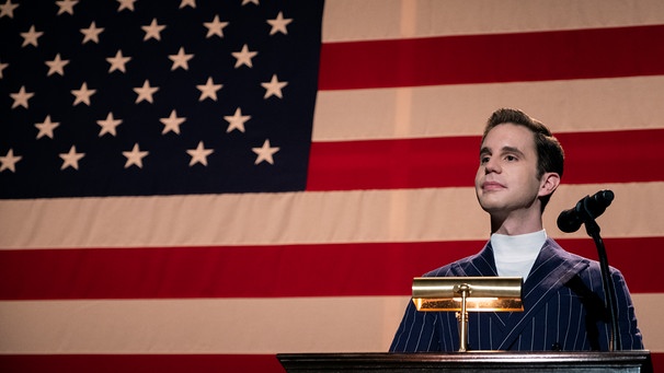 Payton Hobart (Ben Platt) hält vor der US-Flagge eine Rede in der Netflix-Serie "The Politician" | Bild: Netflix
