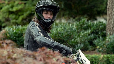 Vic McQueen auf ihrem Motorrad in einer Szene aus der Amazon Prime Video Serie "NOS4A2" | Bild: 2018 AMC Film Holdings LLC // Zach Dilgard