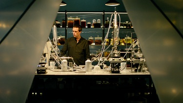 Parfümeur Moritz arbeitet in seinem Labor in der zdfneo Serie "Parfum" | Bild: ZDF und Jakub Bejnarowicz