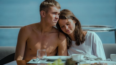 In dieser Szene aus der schwedischen Netflixserie "Quicksand" frühstücken Maja und ihr Freund Sebastian auf einer Yacht. | Bild: Netflix
