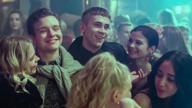 In dieser Szene aus der schwedischen Netflixserie "Quicksand" feiern Maja und ihr Freund Sebastian eine Party in einer Bar. | Bild: Netflix
