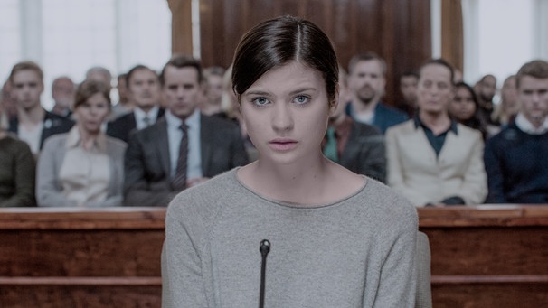 In dieser Szene aus der schwedischen Netflixserie "Quicksand" macht die mordverdächtige Maja Norberg eine Aussage vor Gericht. | Bild: Netflix