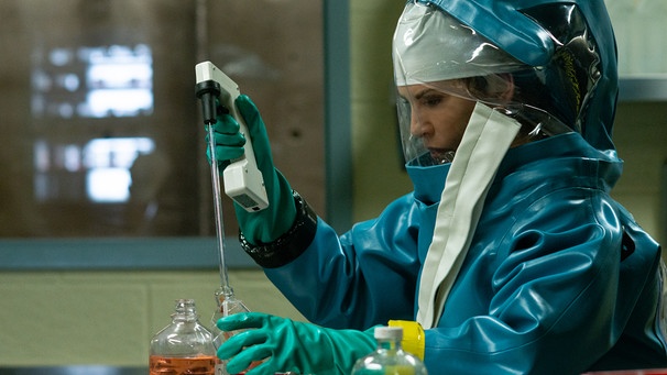 Nancy Jaax (Julianna Margulies) im Labor in einer Szene aus der Serie "The Hot Zone" von National Geographic. | Bild: National Geographic