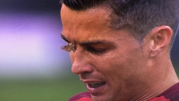 Nicht Cristiano Ronaldo, sondern eine Motto war der Star beim EM-Finale | Bild: Screenshot Twitter @Isabella23