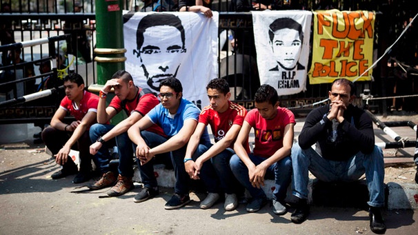 Politik im Sport // Ägyptische Fußballfans protestieren gegen Mubarak | Bild: picture-alliance/dpa