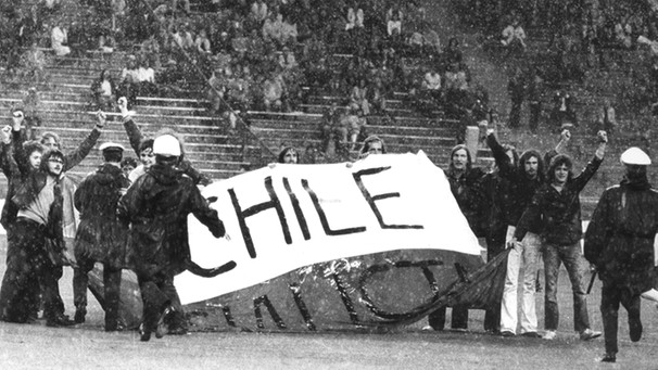Politik im Sport // Fußball-WM 1974 - Protest gegen Pinochet | Bild: picture-alliance/dpa