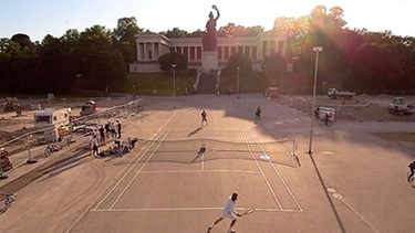 Der White Club aus München spielt Tennis an ungewöhnlichen Orten. Hier: Auf der Theresienwiese | Bild: Christoph Hanke