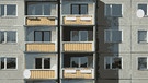 Wohnhausblock mit Balkonen | Bild: BR