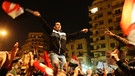 Proteste am Tahrir Platz zum Jahrestag der Revolution; Mann schwenkt Flagge in demonstrierender Menschenmenge | Bild: picture-alliance/dpa