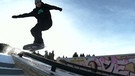 Snowboarder fährt im neuen Funpark in Nesselwang | Bild: BR