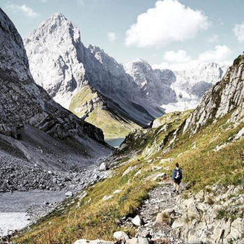 Einsamer Wanderer auf verlassenem Weg in Bilderbuch-Bergkulisse | Bild: @ey.waa via @munichandthemountains