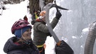Profi-Kletterer Michi Wohlleben zeigt Freeskierin Sandra Lahnsteiner, worauf es beim Eisklettern ankommt | Bild: BR