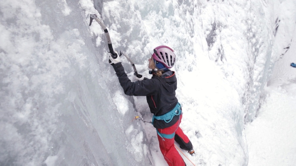 Profi-Kletterer Michi Wohlleben bringt Sandra Lahnsteiner Eisklettern bei | Bild: BR