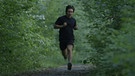 Student Roman, Protagonist in Folge 7 der Reportagereihe UMZUG!, joggt durch ein Waldstück. | Bild: BR