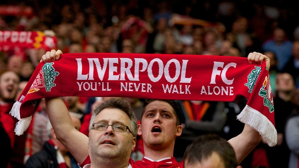 Ein Liverpool-Fan hält einen Schal mit der Aufschrift "You'll Never Walk Alone" in die Höhe | Bild: picture alliance/HOCH ZWEI
