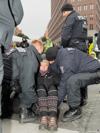 Polizisten in Berlin lösen eine Sitzblockade auf | Bild: picture-alliance/dpa