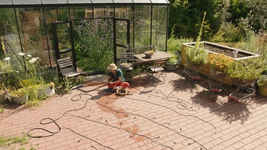 Automatische Bewässerung im Querbeet-Garten mit Sabrina Nitsche | Bild: BR / Michael Ackermann