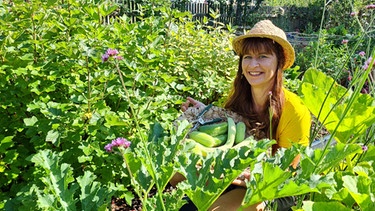 Gießen und Gemüse ernten im Querbeet-Garten mit Sabrina Nitsche | Bild: Tobias Bode