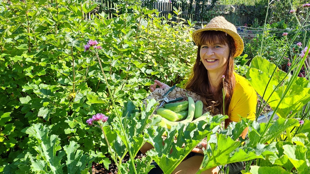 Gießen und Gemüse ernten im Querbeet-Garten mit Sabrina Nitsche | Bild: Tobias Bode