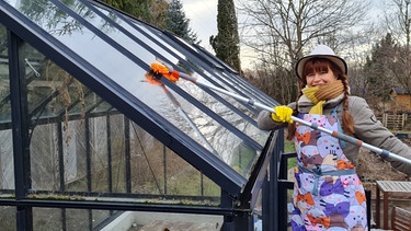 Gewächshauspflege im Winter im Querbeet-Garten mit Sabrina NItsche | Bild: Tobias Bode
