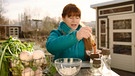 Rettich und Rüben ernten im Querbeet-Garten mit Sabrina Nitsche: Hustensaft | Bild: BR / Michael Ackermann
