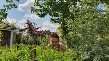 Kräuterpäödagogin Nadine Haser in ihrem Garten | Bild: Julia Schade