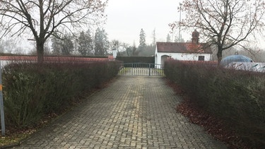 Naturnaher Friedhof in Denkendorf-Bitz, Lkr. Eichstätt mit Birgit Helbig, Waltraud Hofmann, Rosa Triebswetter
| Bild: Waltraud Hofmann