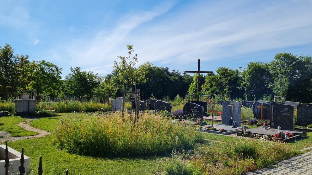Naturnaher Friedhof in Denkendorf-Bitz, Lkr. Eichstätt mit Birgit Helbig, Waltraud Hofmann, Rosa Triebswetter
| Bild: Tobias Bode