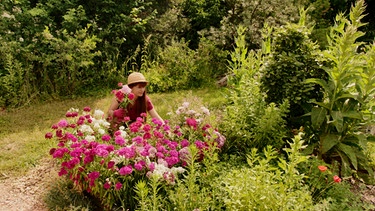 Rosen- und Schnittblumenernte im Querbeet-Garten mit Sabrina NItsche | Bild: BR / Michael Ackermann