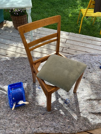 Ein Stuhl vorher nachher, erst braun, dann blau | Bild: BR/Bogdan Kramliczek
