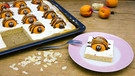 Aprikosen mit Schokoladenstreifen liegen auf dem Kuchen. | Bild: BR