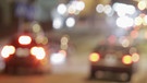 Autos fahren im Dämmerlicht und sind nur verschwommen zu erkennen.  | Bild: picture-alliance/dpa