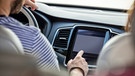 Mann schaltet Radio im Auto an | Bild: mauritius images / Westend61