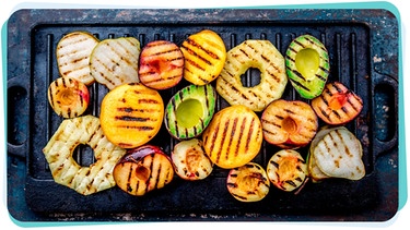 Gegrillte Avocado liegen mit gegrillten Pfirsichen und Birnen und Ananas auf einer Platte | Bild: mauritius images