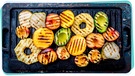Gegrillte Avocado liegen mit gegrillten Pfirsichen und irnen und Ananas auf einer Platte | Bild: mauritius images