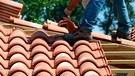Spart Geld und schont die Umwelt - Baustoffe wie Dachpfannen (hier im Bild beim) oder Fliesen gebraucht zu kaufen | Bild: mauritius-images