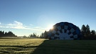 Mit den ersten Sonnenstrahlen am Morgen wird der BAYERN 1 Ballon aufgebaut | Bild: BR 