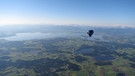 Der BAYERN 1 Ballon schwebt über der Seenlandschaft des Chiemgau  | Bild: BR/ Wolfgang Schnaiter