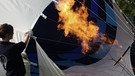 Die Gasflamme schießt heiße Luft in den BAYERN 1 Ballon  | Bild: BR
