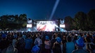 Blick auf die Bühne des BAYERN 1 Sommerfestivals bei Nacht. | Bild: BR/ Markus Konvalin