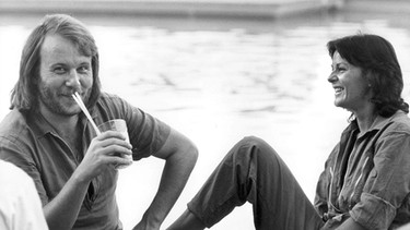 Benny Andersson mit Anni-Frid Lyngstad am Pool | Bild: picture-alliance/dpa