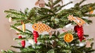 Weihnachtsbaumschmuck mit verzierten Anhängern aus Lebkuchenteig | Bild: mauritius images