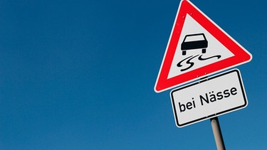 Zusatzschild "bei Nässe" | Bild: Bundesanstalt für Straßenwesen