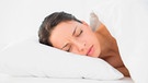 Eine Frau schläft schlecht | Bild: mauritius-images