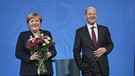 Die scheidende Bundeskanzlerin Angela Merkel und Bundeskanzler Olaf Scholz bei der Amtsübergabe am 8. Dezember 2021 | Bild: dpa/picture alliance