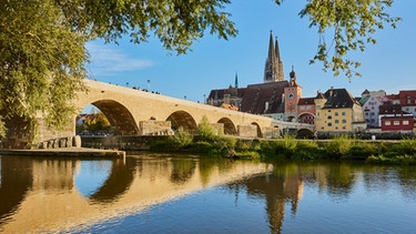 Ansicht von Regensburg Altstadt - hier startet und endet der Fünf-Flüsse-Radweg | Bild: mauritius images