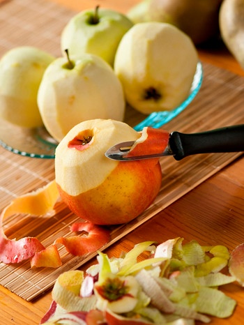 Apfel schneiden | Bild: 	mauritius images / Arletta Cwalina / Alamy / Alamy Stock Photos