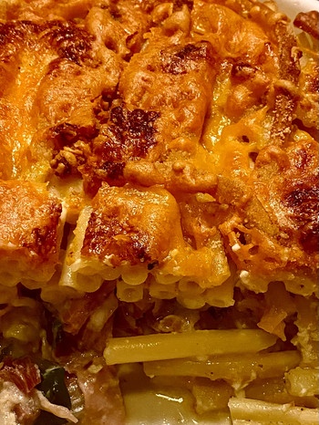 Angeschnittener Auflauf in einer Form mit Mangold, Macaroni und geriebenem Ceddar | Bild: Astrid Hickisch, BR