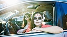 Zwei maskierte Frauen in einem Auto | Bild: mauritius images / Blend Images / Peathegee Inc